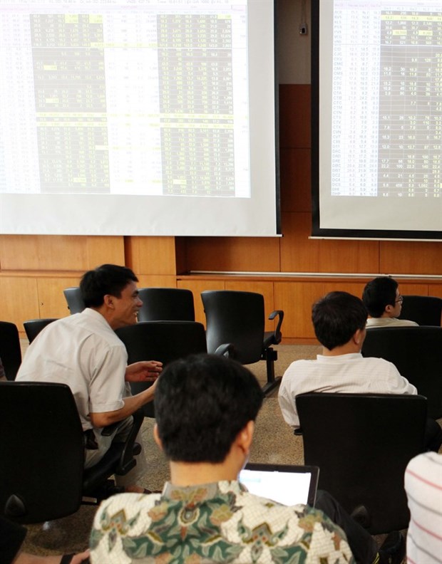 VN stocks up again on blue chips hinh anh 1