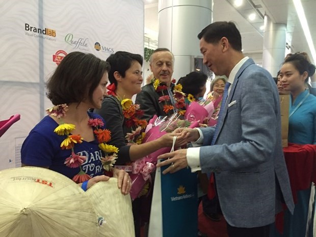Major cities welcome first tourists of 2018 hinh anh 1