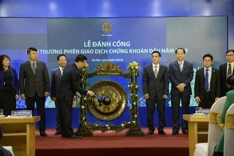 Banks lead market upturn in 2018's first trading day hinh anh 1