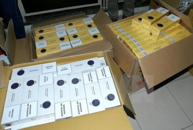Man arrested for smuggling over 5,000 packs of cigarettes hinh anh 1