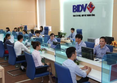 Commercial banks report high profits in 2017 hinh anh 1