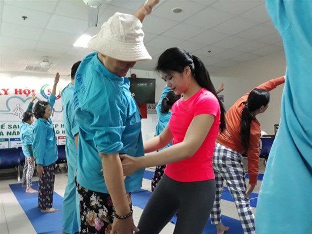Yoga trainer eases cancer patients’ pain hinh anh 1