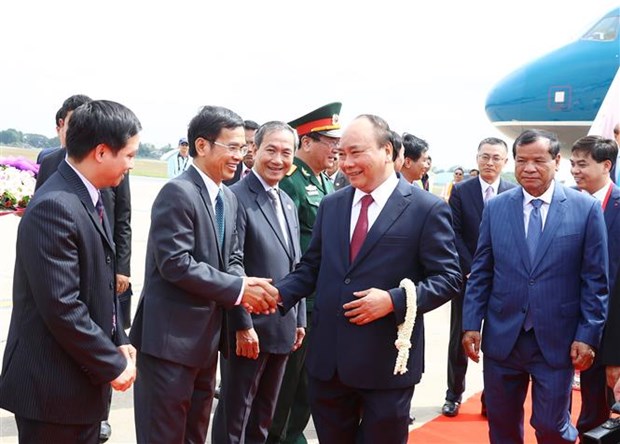 PM Nguyen Xuan Phuc arrives in Cambodia for Mekong-Lancang summit hinh anh 1