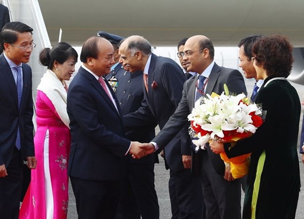 PM Nguyen Xuan Phuc arrives in New Delhi for ASEAN-India Summit hinh anh 1