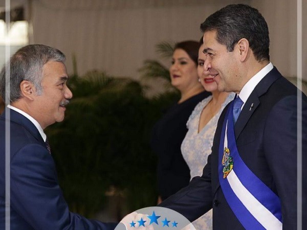 Honduras President wants to boost relations with Vietnam hinh anh 1