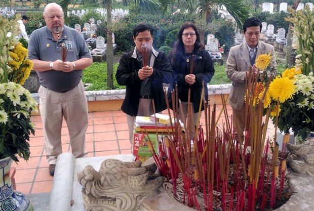 US veterans hand over records of martyrs’ remains in Quang Tri hinh anh 1