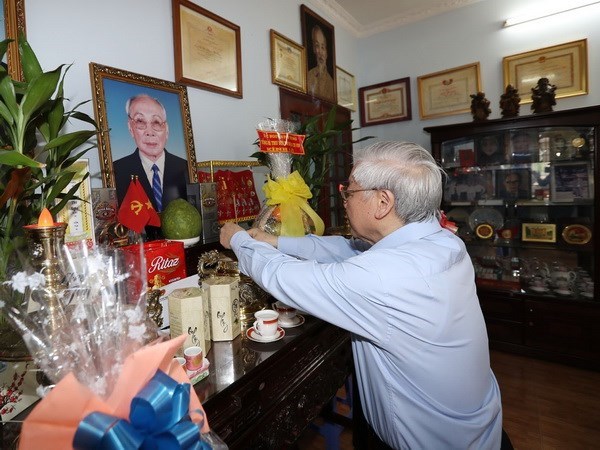 Party chief pays tribute to late leaders on Party founding anniversary hinh anh 1