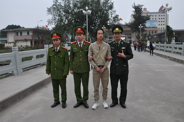 Vietnam returns fugitive to China hinh anh 1