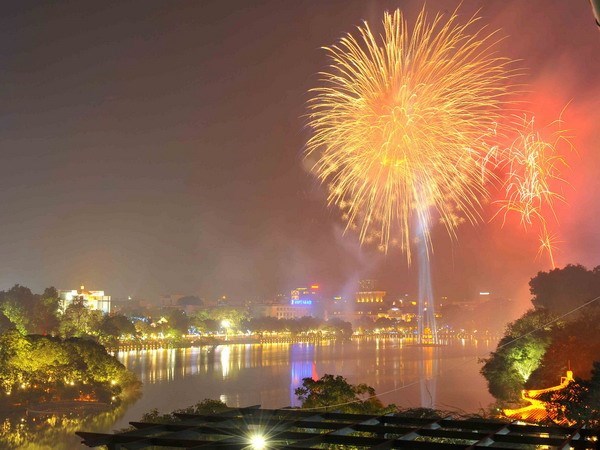 Hanoi to welcome Tet holiday with 31 fireworks shows hinh anh 1