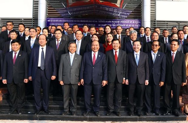 Vietnamese, Lao PMs attend training centre’s inaugural ceremony hinh anh 1