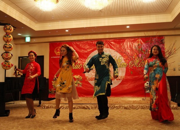 Vietnamese communities abroad celebrate Tet hinh anh 1