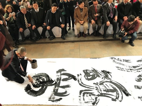 Calligraphy exhibition opens in Hanoi hinh anh 1