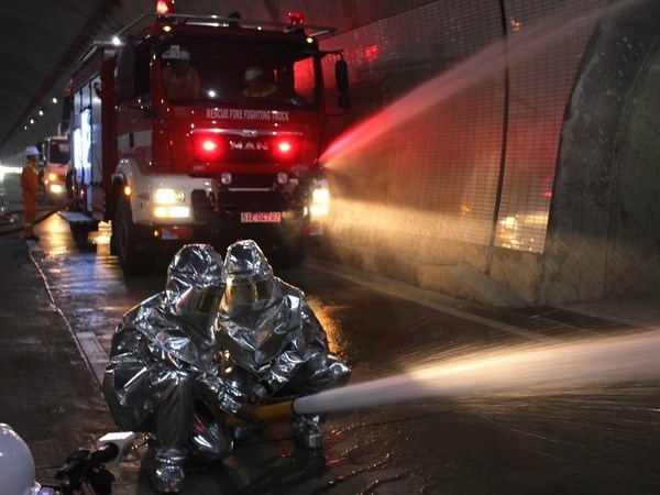 Fire-fighting and rescue rehearsal held at Ca Pass tunnel hinh anh 1