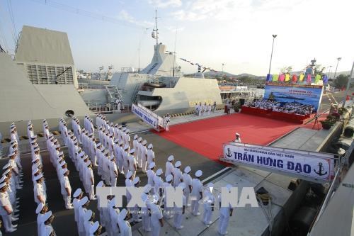 Flag-hoisting ceremony held on two missile escort warships hinh anh 1
