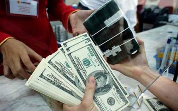US dollar devalued against dong despite global rise hinh anh 1