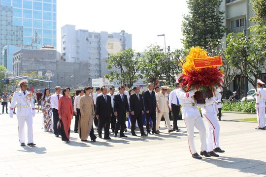 HCM City officials pay tribute to late leaders ahead of Tet hinh anh 1