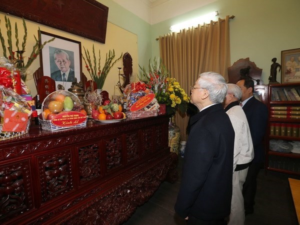 Party chief pays tribute to late Party General Secretaries hinh anh 1