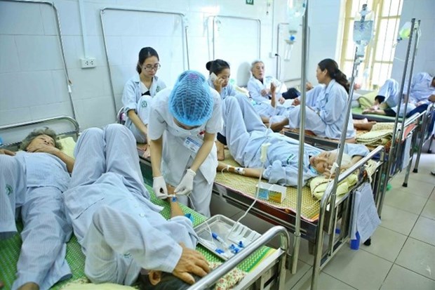 ​Overcrowding strains HCM City hospitals, doctors hinh anh 1