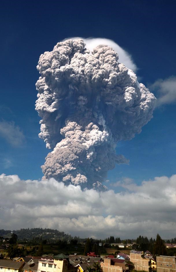 Indonesia raises aviation warnings after Sinabung volcano erupts hinh anh 1