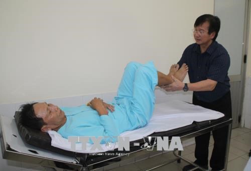 Vietnamese French doctor dedicated to patients in homeland hinh anh 1
