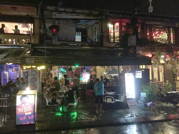 Bars in Hoi An ancient city face tougher rules hinh anh 1