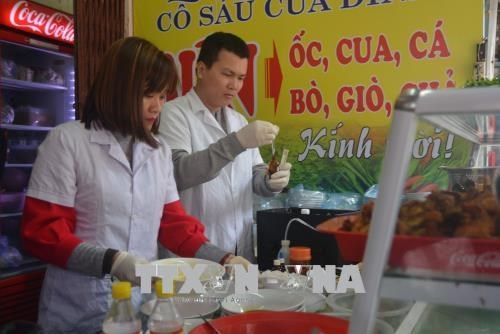 PM asks for clear prohibitions, tougher sanctions on food safety violations hinh anh 1