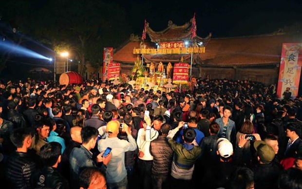 Northern festivals remembering Tran Dynasty draw public crowds hinh anh 5