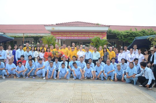 US Navy officers visit Da Nang’s centre for mentally ill patients hinh anh 1