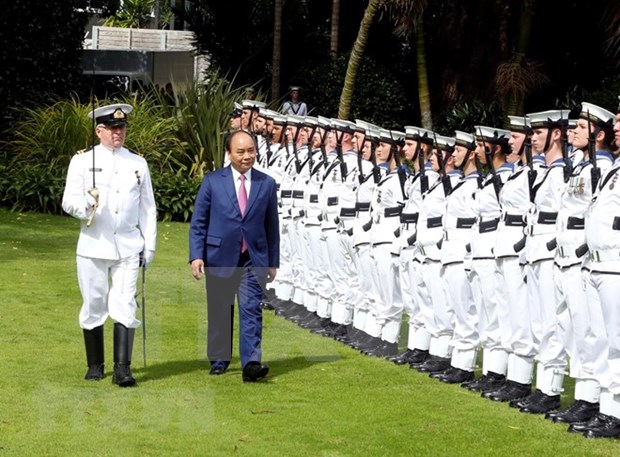 Welcome ceremony, cannon salute for PM Nguyen Xuan Phuc in New Zealand hinh anh 1