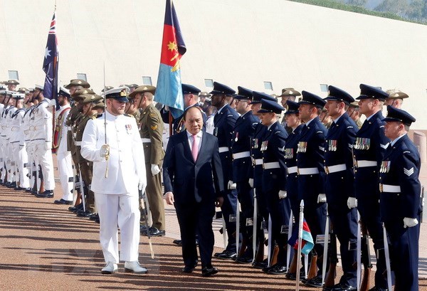 Grand welcome ceremony for PM Nguyen Xuan Phuc in Australia hinh anh 1