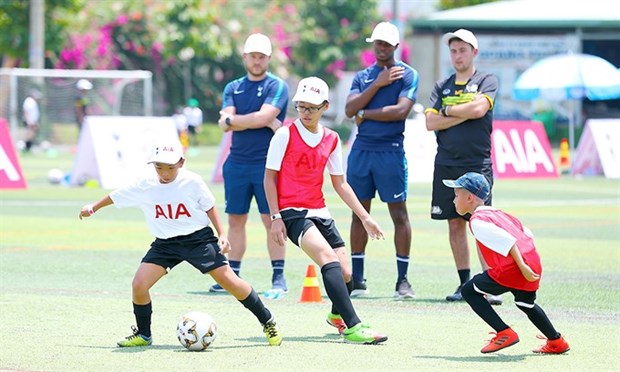 English football coaches train kids in Vietnam hinh anh 1