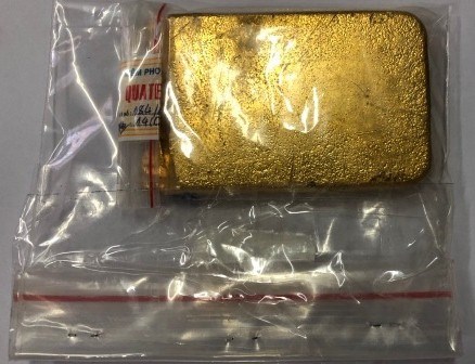 Korean man found illegally transporting gold bullion hinh anh 1