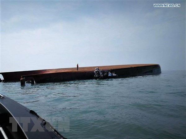 14 fishermen missing after vessel capsizes off Malaysia’s coast hinh anh 1