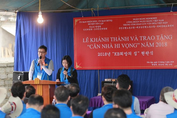 RoK bank presents 20 houses to poor workers in Phu Tho hinh anh 1