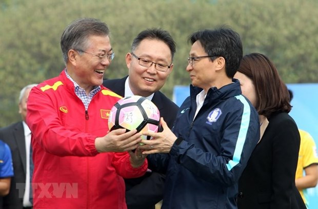 RoK President Moon meets Vietnam’s U23 football team hinh anh 1