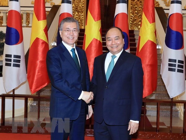 PM Nguyen Xuan Phuc meets RoK President Moon Jae-in hinh anh 1