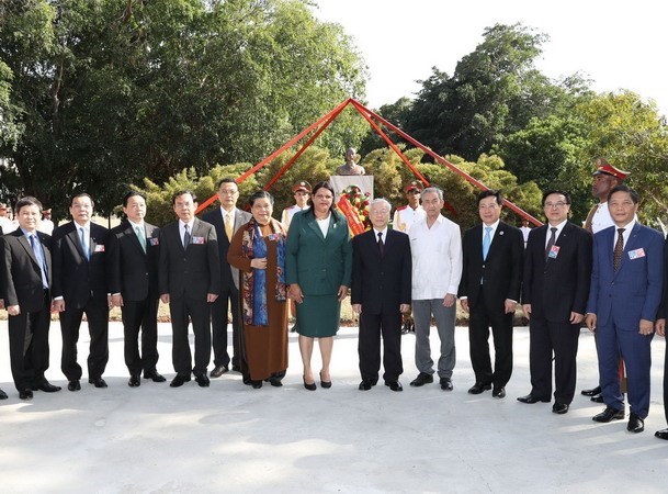 Party chief lays flowers at President Ho Chi Minh Monument in Cuba hinh anh 1
