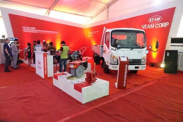 Vietnamese goods leave impression at auto fair in Bangladesh hinh anh 1