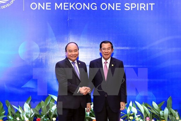 PM Nguyen Xuan Phuc meets Cambodian PM on sidelines of MRC Summit hinh anh 1