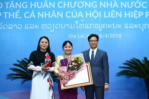 Vietnam, Laos honour women’s union activists hinh anh 1
