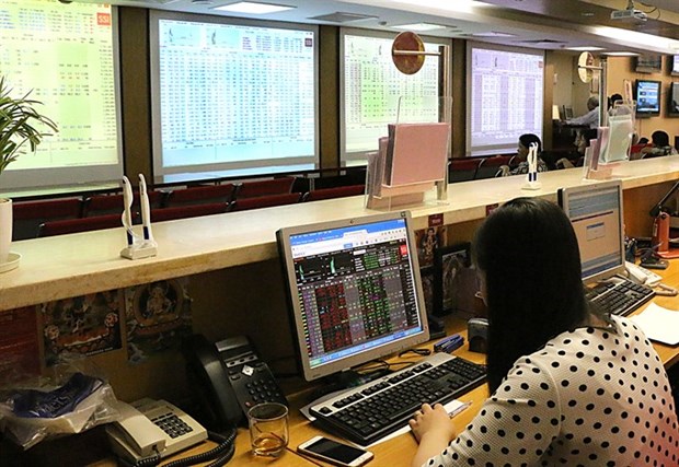 VN Index bounces back after nosedive in previous trading session hinh anh 1