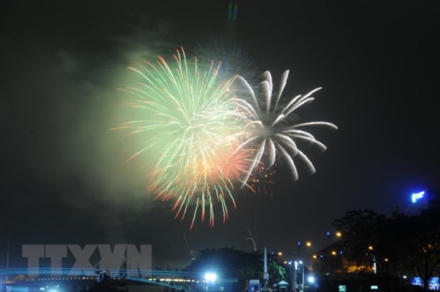 Fireworks to mark Reunification Day, May Day in HCM City hinh anh 1