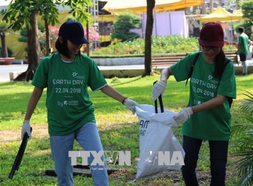 Vietnam’s practical activities in response to Earth Day hinh anh 1