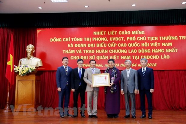 Vietnamese Embassy in Laos honoured with Labour Order hinh anh 1