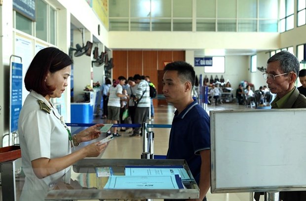 Deputy PM asks for drastic measures to ensure aviation security hinh anh 1
