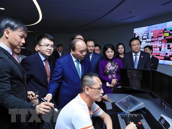 PM Nguyen Xuan Phuc visits Port of Singapore, Supply Chain City hinh anh 1