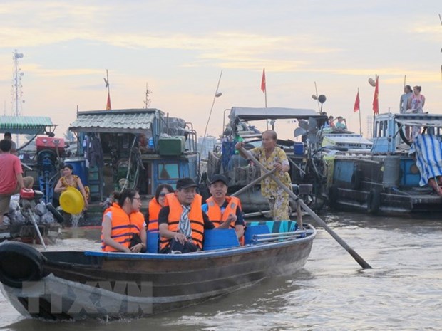 Crowds flock to tourist attractions during national holidays hinh anh 1