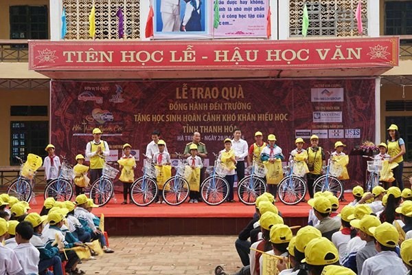 Charity programme supports poor students in Ninh Binh hinh anh 1