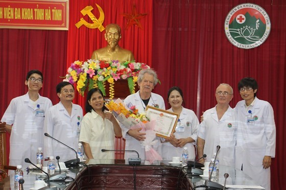 French doctors honoured for contributions to health care in Vietnam hinh anh 1