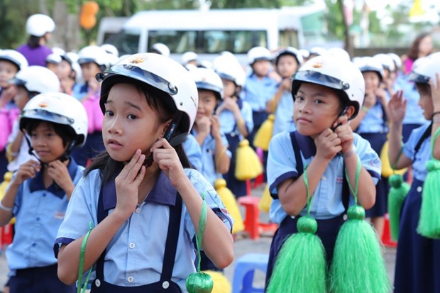 Grade-1 pupils to be presented helmets hinh anh 1